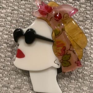 🔥HOST PICK🔥 Stylish Women's Brooch with Red and Gold Accents